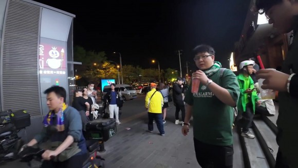 一团和气!北京球迷调侃路过的天津球迷“中奖概率倍儿高”😅